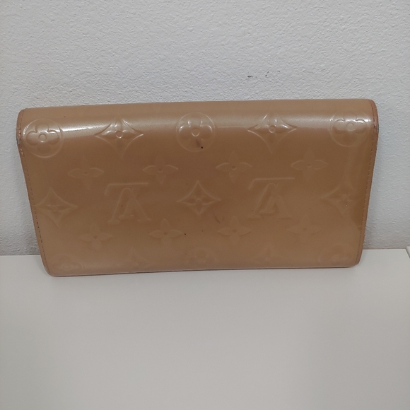 Used Louis Vuitton Monogram Vernis Patent Leather International Wallet - Picture 2 of 8